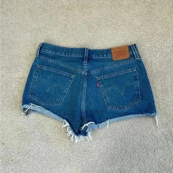 Levi’s button front high rise blue denim shorts in size 29 - Picture 3 of 6